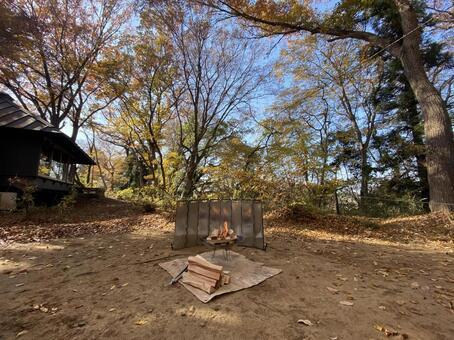 焚き火からキャンプがはじまる 焚き火,薪,キャンプの写真素材