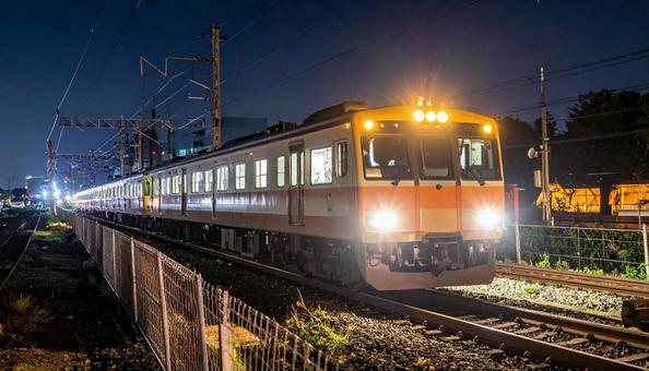 深夜に活躍する保線車両 深夜に活躍する保線車両の写真