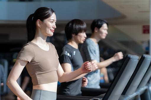 スポーツジムでトレーニングをする若い男女 スポーツジム,フィットネス,ランニングの写真素材