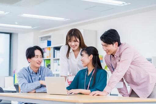 オフィスで働くビジネスマン。 ビジネス,人物,日本人の写真素材