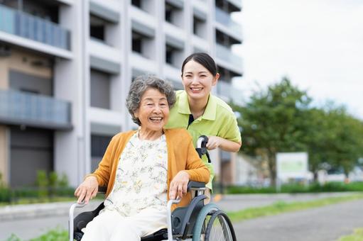 車椅子のシニアの夫婦と介護福祉士 車椅子のシニアの夫婦と介護福祉士 介護,シニア,女性の写真素材