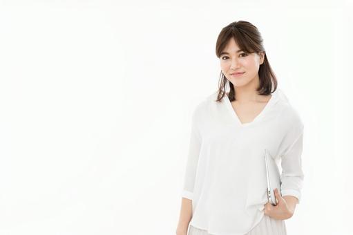 若い女性 ノートパソコン 若い女性 ノートパソコン ノートパソコン,女性,ビジネスの写真素材