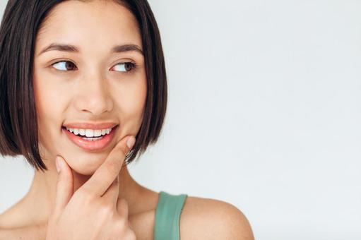 左寄りでチラ見する女性 左寄りでチラ見する女性の写真