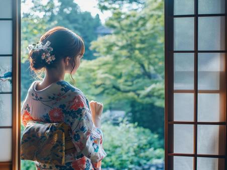 庭先の和室にたたずむ女性のイメージ 庭先の和室にたたずむ女性のイメージの写真