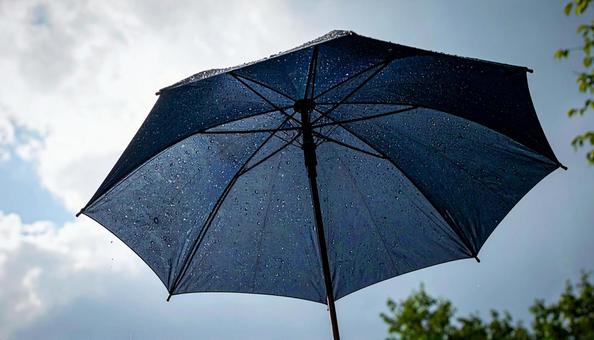 雨上がりの空と傘 雨上がりの空と傘の写真