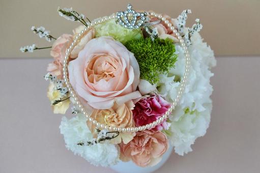 淡いラウンドブーケとアクセサリー 淡いラウンドブーケとアクセサリー 花,ブーケ,パールの写真素材