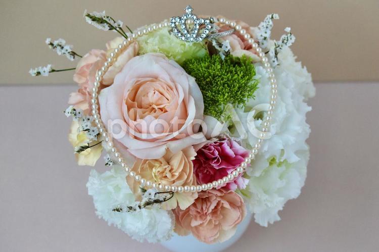 淡いラウンドブーケとアクセサリー 花,ブーケ,パールの写真素材