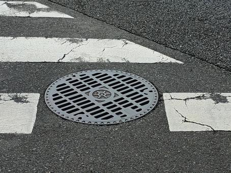 横断歩道とマンホール 横断歩道とマンホール マンホール,横断歩道,道路の写真素材