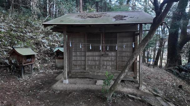 稲荷大神の古びた本殿 稲荷大神の古びた本殿の写真