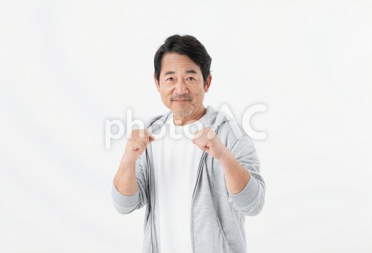 ファイティングポーズをするミドルの男性 ミドル,男性,ファイティングポーズの写真素材