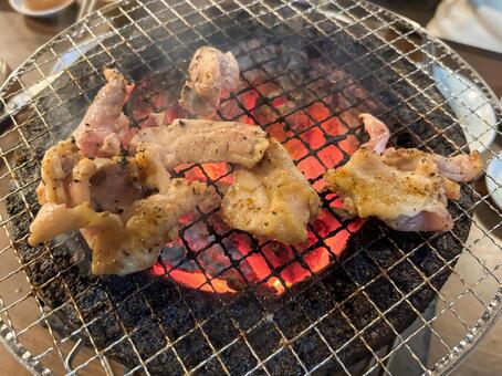 炭火焼肉 焼肉,七輪,鶏肉の写真素材