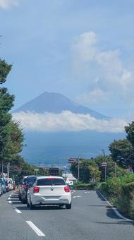 道路から見た富士山 道路から見た富士山の写真