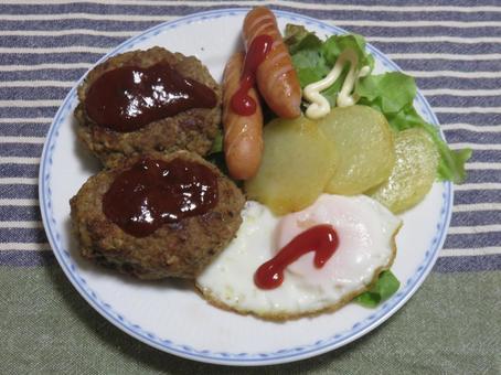 手作りハンバーグ 手作りハンバーグ 手作りハンバーグ,ウインナー,ジャガイモの写真素材