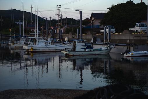<素材>夜明けの漁港と並んだ漁船の景色 <素材>夜明けの漁港と並んだ漁船の景色の写真