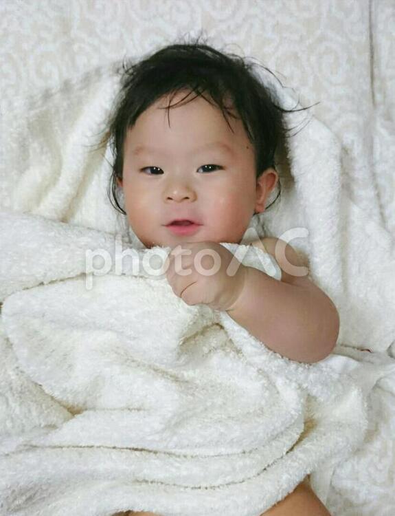 お風呂上がりの赤ちゃん 幼年期,小柄な,女の子の写真素材