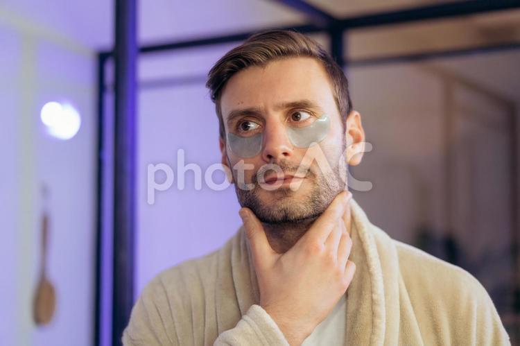 目の下にパックする男性 男性,ヒゲ,パックの写真素材