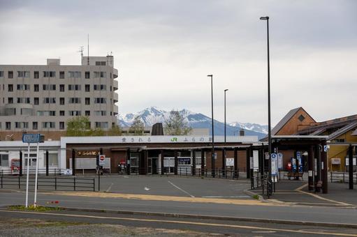 JR富良野駅舎と駅前ロータリー JR富良野駅舎と駅前ロータリーの写真