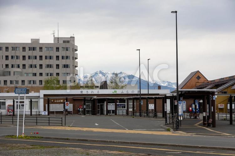 JR富良野駅舎と駅前ロータリー 鉄道,駅舎,駅の写真素材