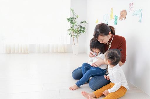 幼稚園で遊ぶ子ども 産休,小児科,子守の写真素材
