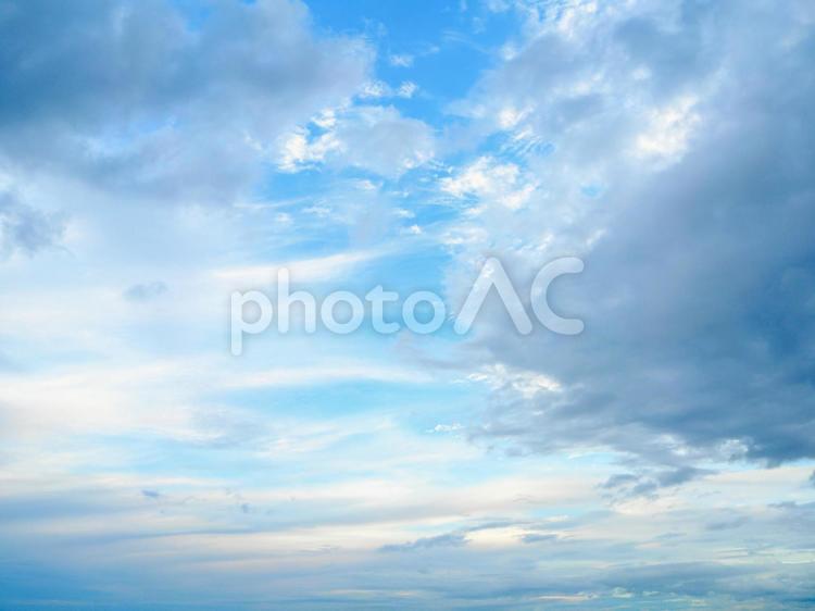 シンプル背景　空と雲の文字入れ背景素材 空,雲,フレームの写真素材