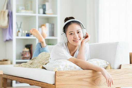 リビングでくつろぐ若い女性 リビングでくつろぐ若い女性 笑顔,女性,新生活の写真素材