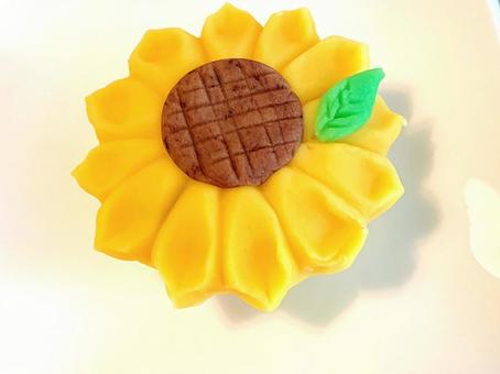 手作り和菓子、ひまわりの練り切り 手作り和菓子、ひまわりの練り切りの写真