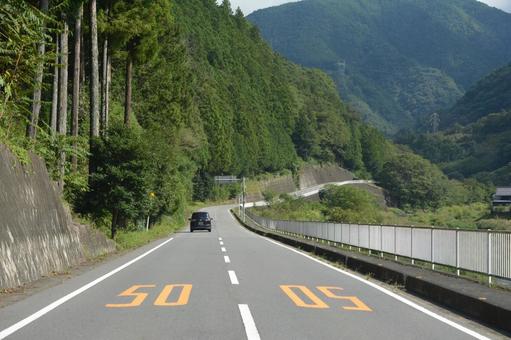 山間部の道路をドライブ 道路,道,山間部の写真素材