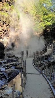 小安峡大噴湯（秋田県湯沢市） 秋田県湯沢市,湯煙,岩の写真素材