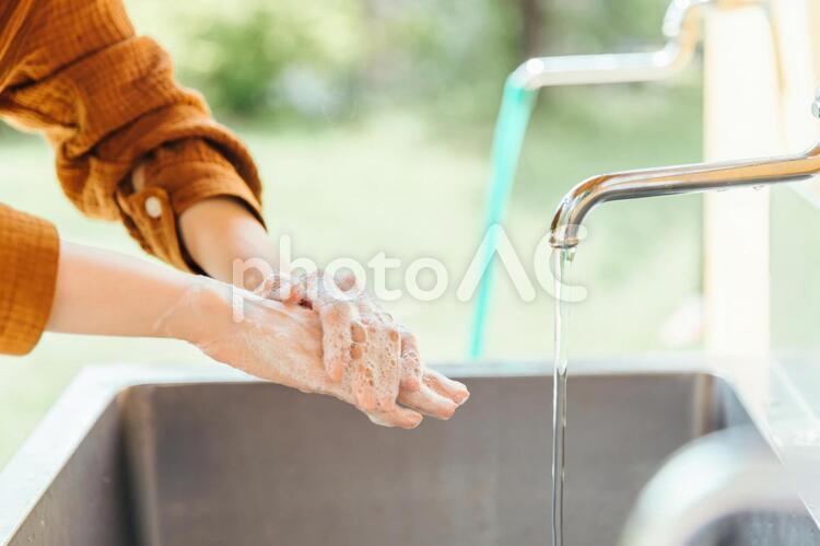 水道で手を洗う女性 水道で手を洗う女性 水道,手洗い,手の写真素材