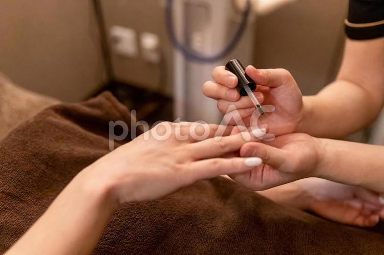 ネイルサロンで施術を受ける女性（トップコート） ネイルサロン,ネイル,ジェルネイルの写真素材