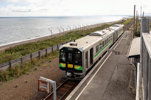 ローカル線のホームと海 ローカル線のホームと海 鉄道,気動車,車両の写真素材