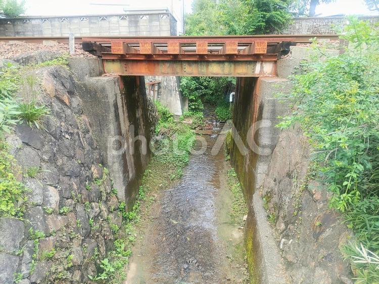 線路と川 危険,線路,電柱の写真素材