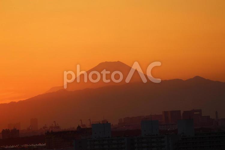 夕暮れに富士山のシルエット 富士山,夕暮れ,マウントフジの写真素材