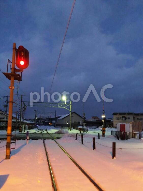 夕暮れの踏み切り 光,何人もありません,交通機関の写真素材
