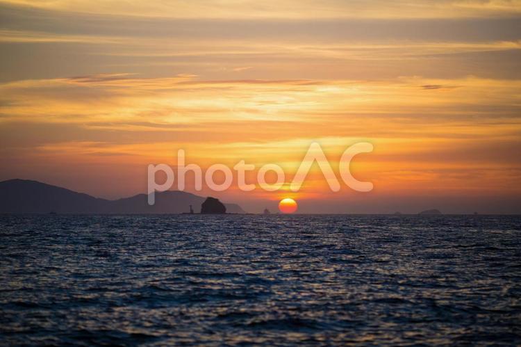 水平線に沈む太陽と島と船 太陽,夕陽,水平線の写真素材