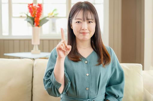 指差す女性 指差す女性 女性,指差し,ワンポイントの写真素材