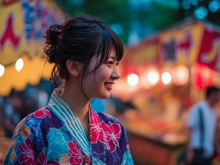 浴衣で祭りを楽しむ女性 浴衣で祭りを楽しむ女性の写真
