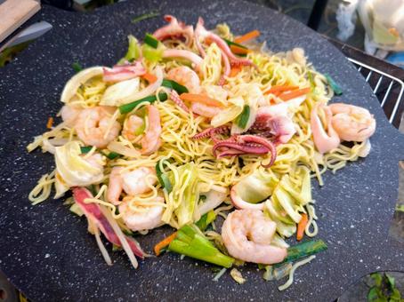 バーベキューで作る海鮮焼きそば バーベキューで作る海鮮焼きそば 焼きそば,海鮮,バーベキューの写真素材