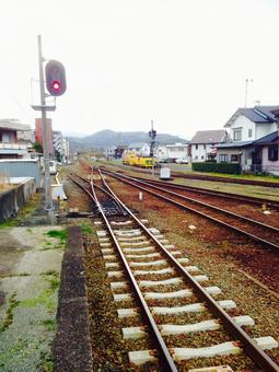 伊予大洲駅のホームから伸びる線路を望む 愛媛,愛媛県,鉄道の写真素材
