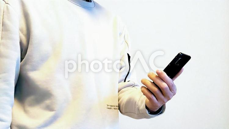スマホを扱っている中年男性 アンドロイド,画面,男性の写真素材