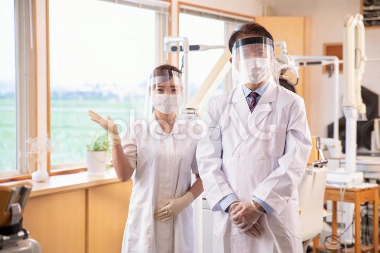男性医師と看護師 歯医者,医師,看護師の写真素材
