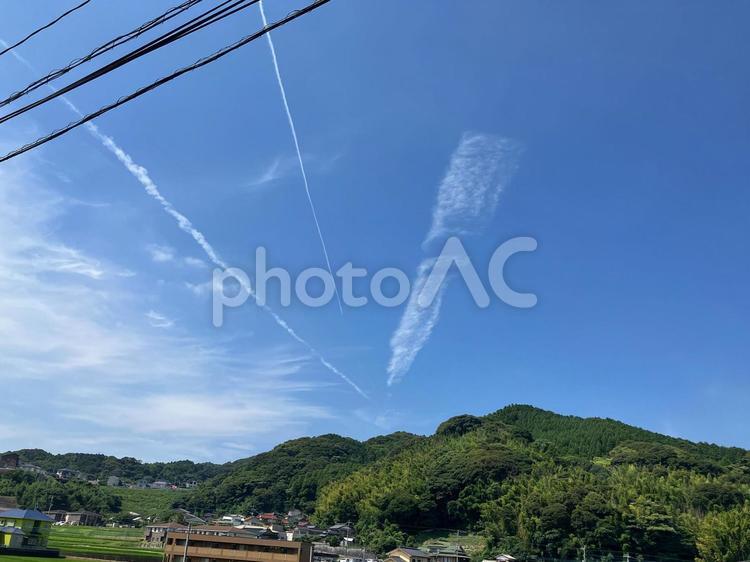 田舎の青空の飛行機雲 空,青空,飛行機雲の写真素材
