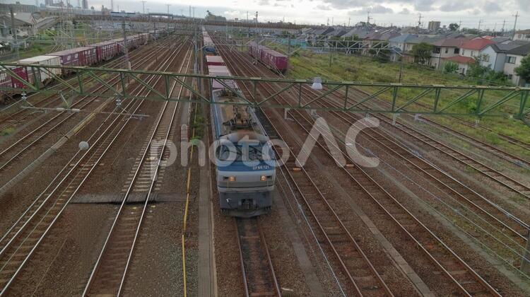 高架から見た列車と線路 高架から見た列車と線路,高架,線路の写真素材
