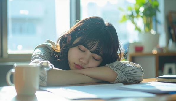 うたた寝する女性 うたた寝する女性の写真