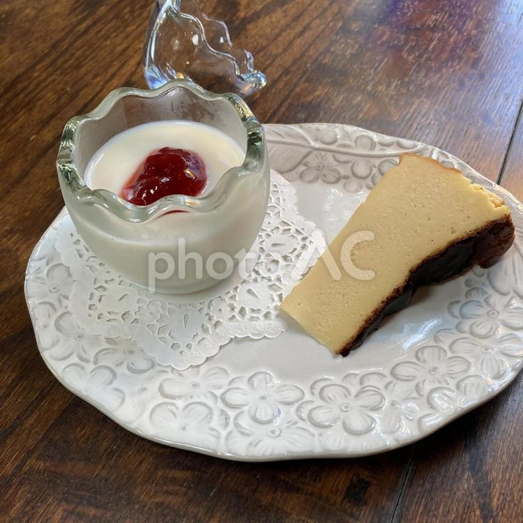 卵の器にかわいいブランマンジェ＆ケーキ ブランマンジェ,ケーキ,チーズケーキの写真素材