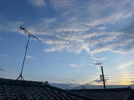 夕暮れ時の瓦屋根 夕暮れ時の瓦屋根 空,背景,早朝の写真素材