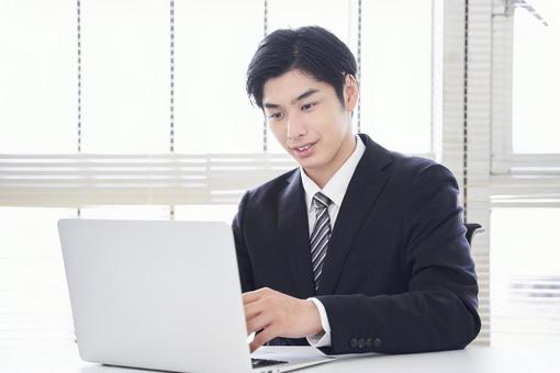 A businessman operating a laptop, ein mann, ein geschäftsmann, laptop-computer, JPG