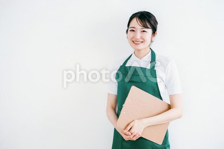 エプロン姿の女性（家政婦・介護士） 家政婦,家事代行,ハウスキーパーの写真素材