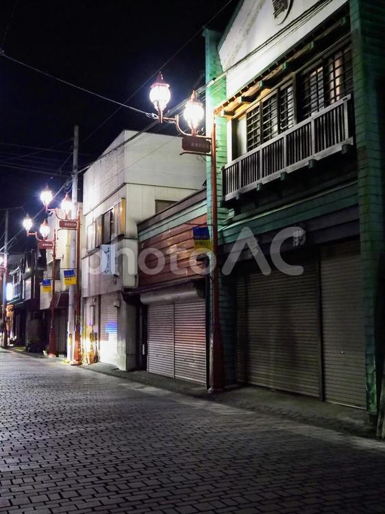 夜の秩父市街・街明かりの小路（埼玉県） 秩父市,レトロ,夜景の写真素材