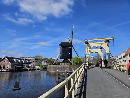 横から見た風車　橋　ヨーロッパの街 橋,風車,運河の写真素材